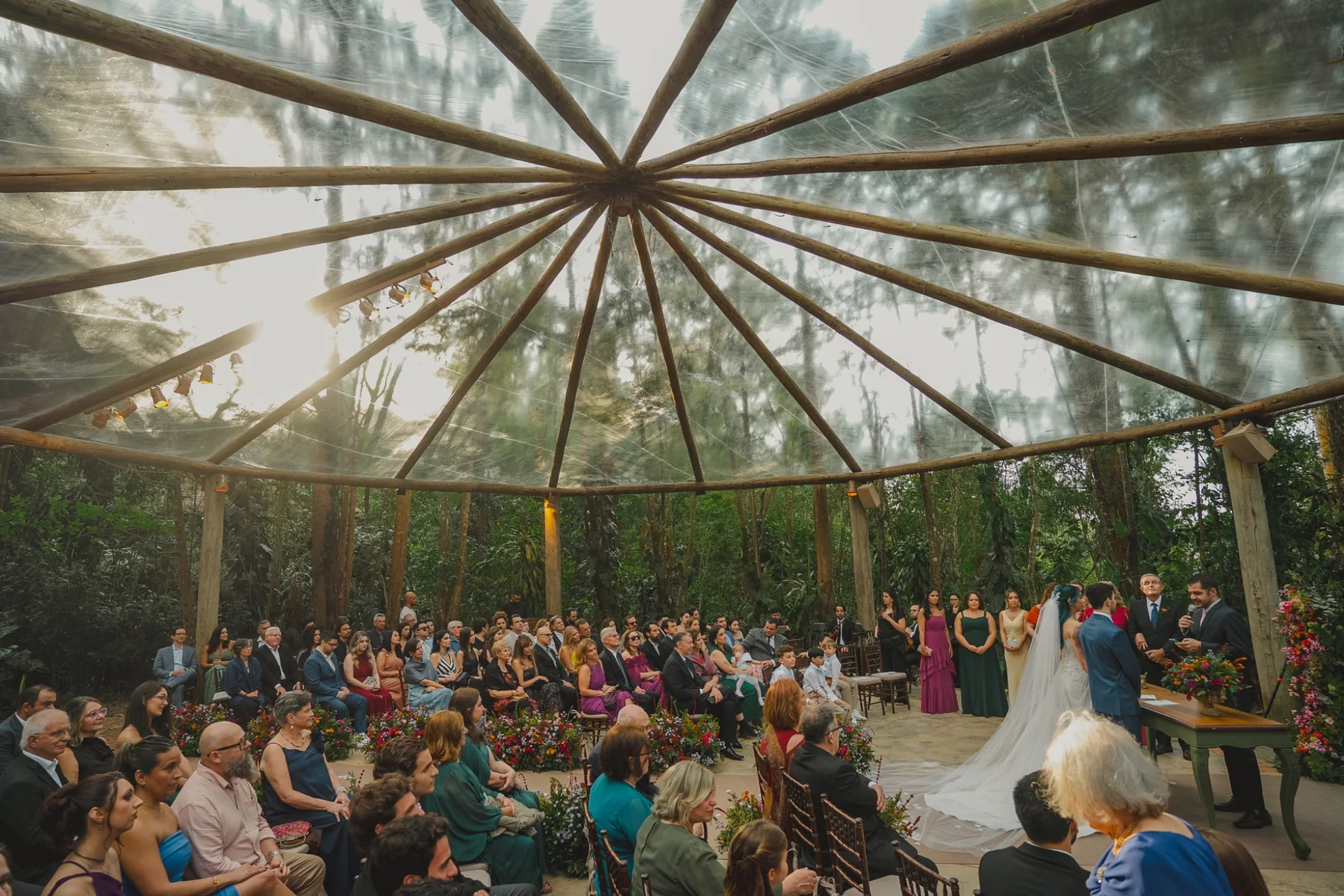 Cerimônia de casamento em espaço cercado pela natureza