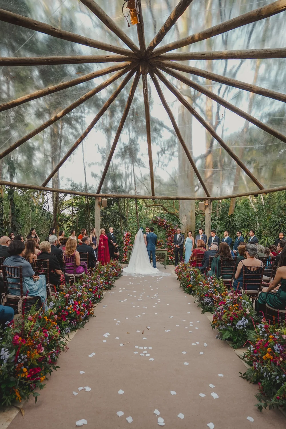 Corredor de cerimônia de casamento cercado por flores