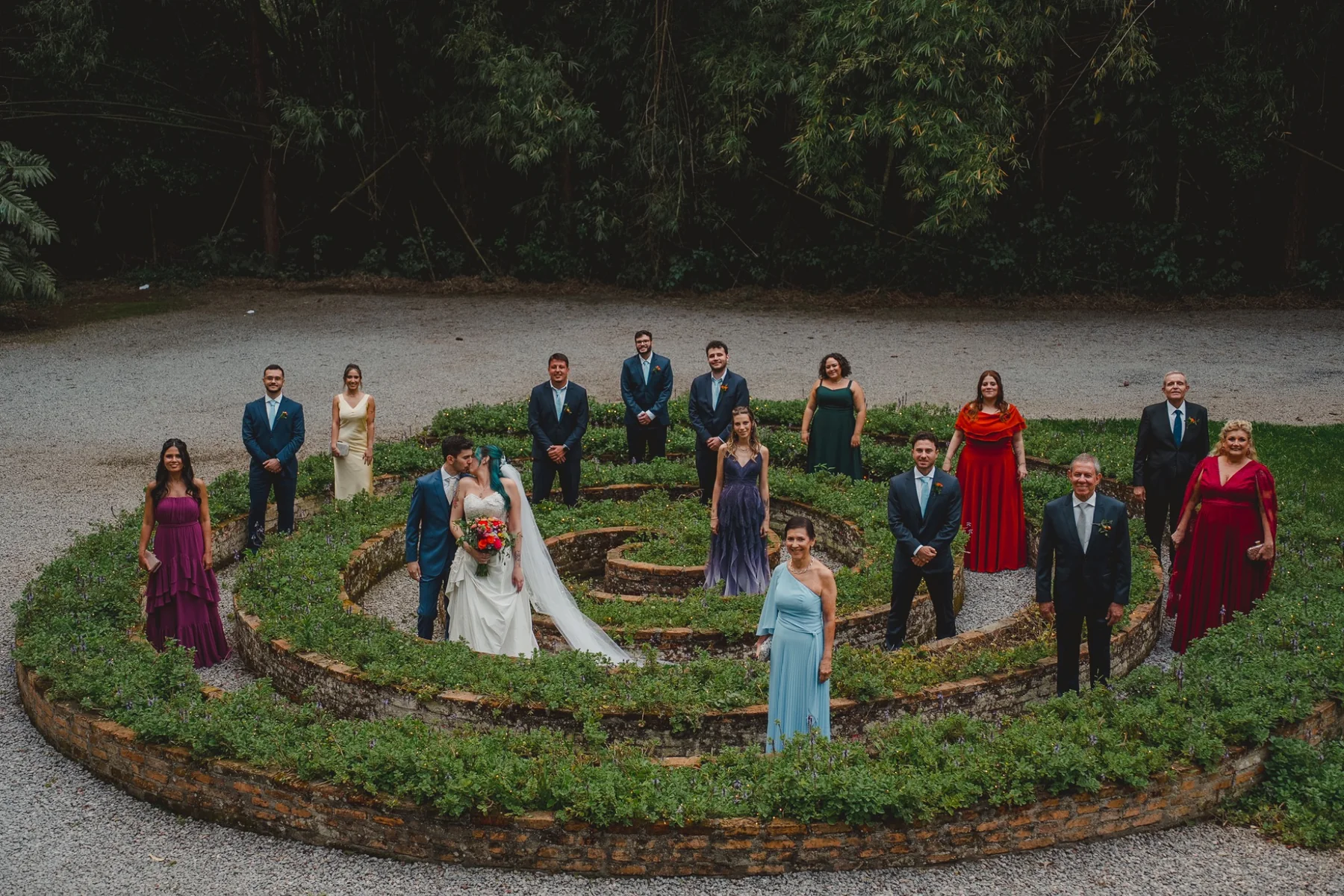 Noivos e familiares em retrato de casamento