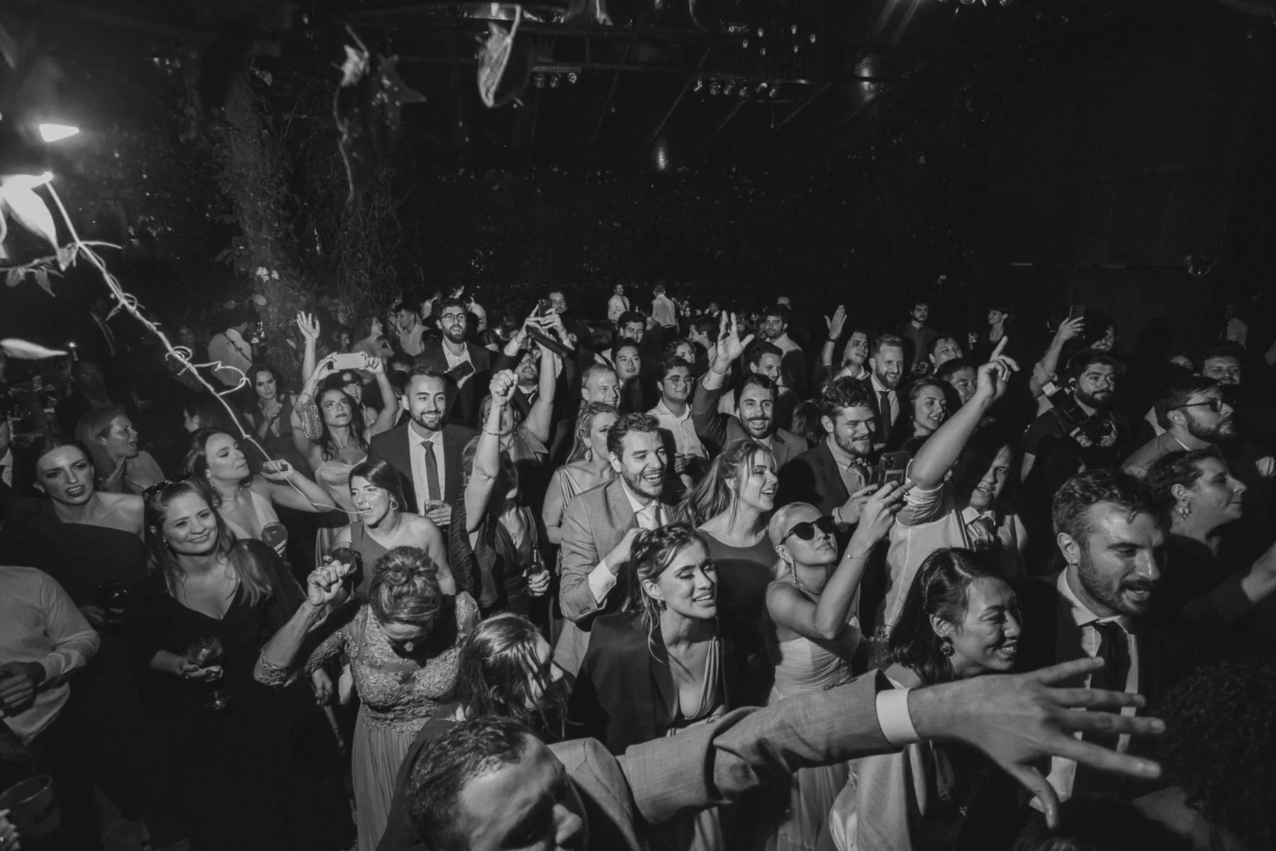 Festa de casamento fotografada em preto e branco por Ale Cavaliere