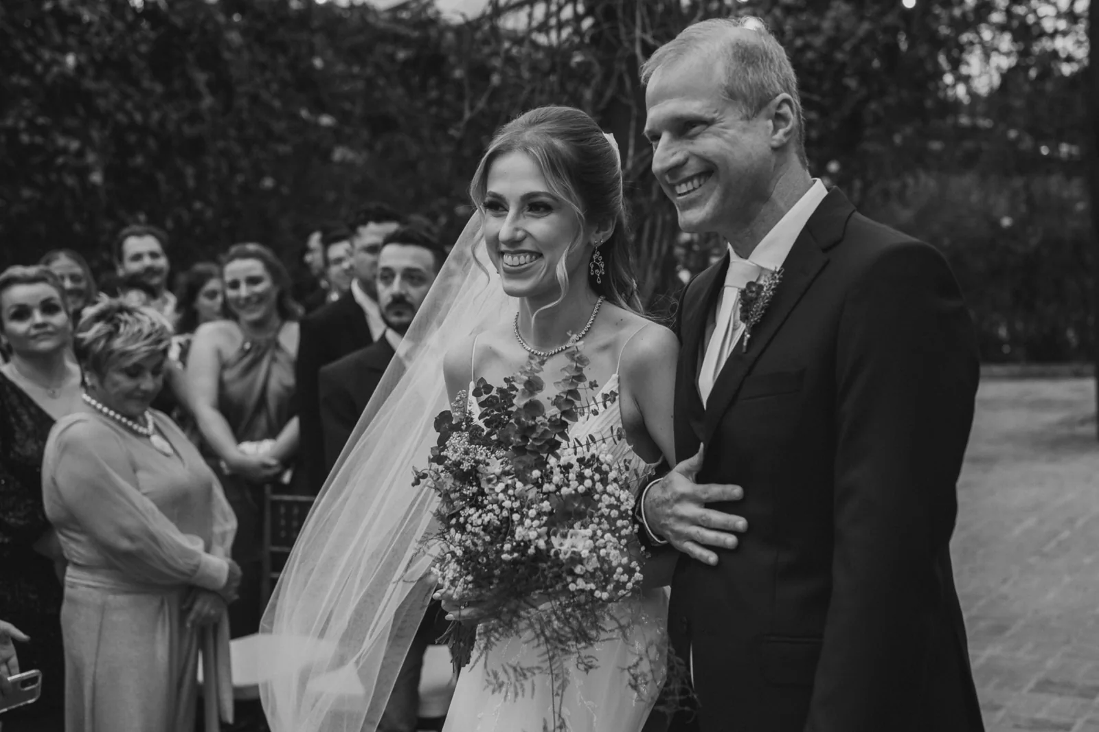 Noiva entrando com o pai durante cerimônia de casamento