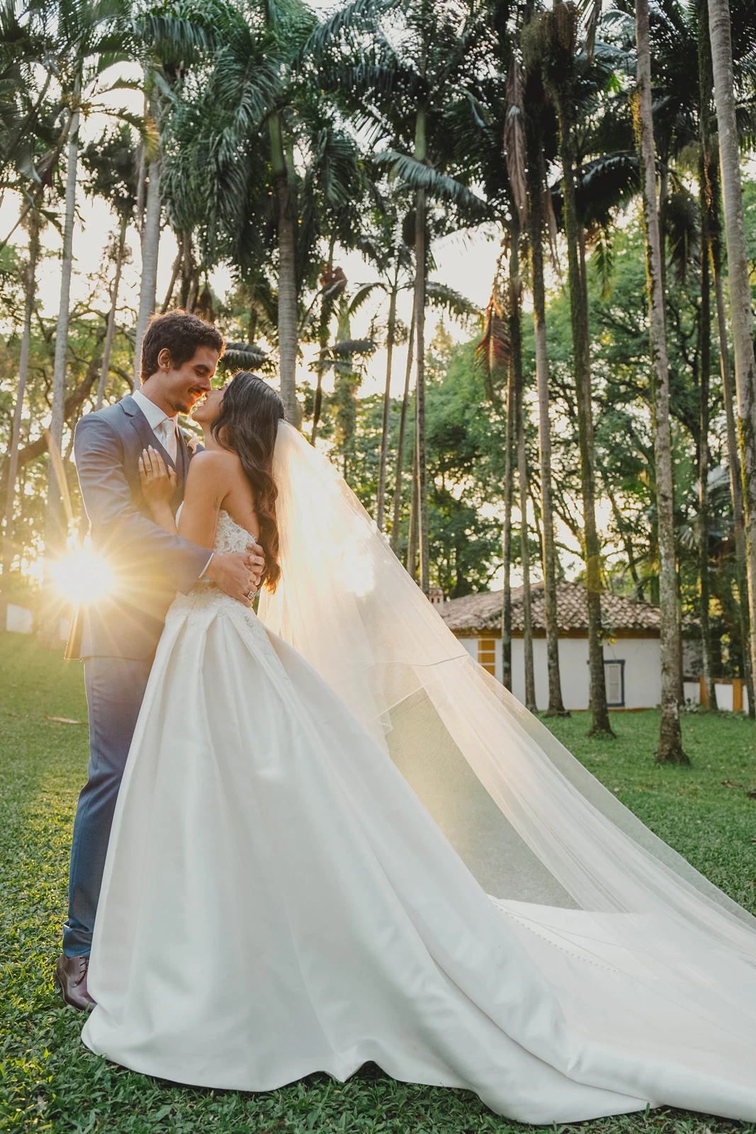 Retrato dos noivos com luz dourada em casamento ao ar livre