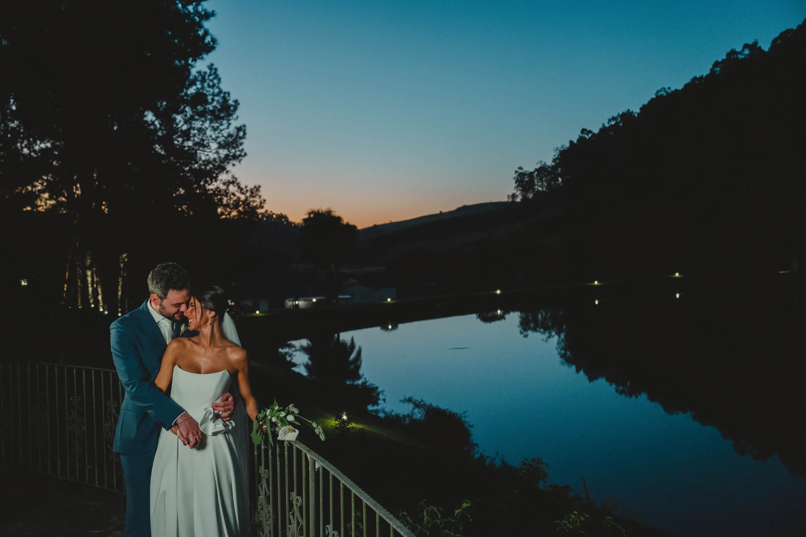 Retrato noturno de casal após o casamento